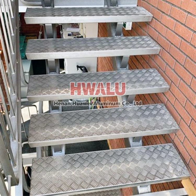 escaleras con peldaños de aluminio
