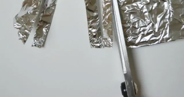 Sharpening scissors with aluminum foil